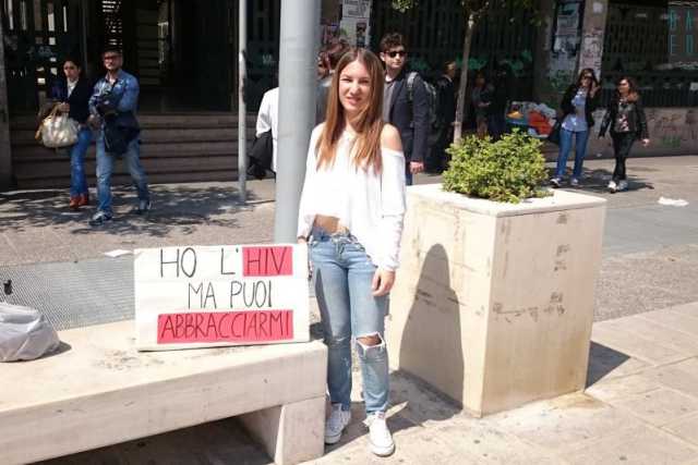 "Ho l�Hiv ma puoi abbracciarmi": la provocazione per le strade di Bari